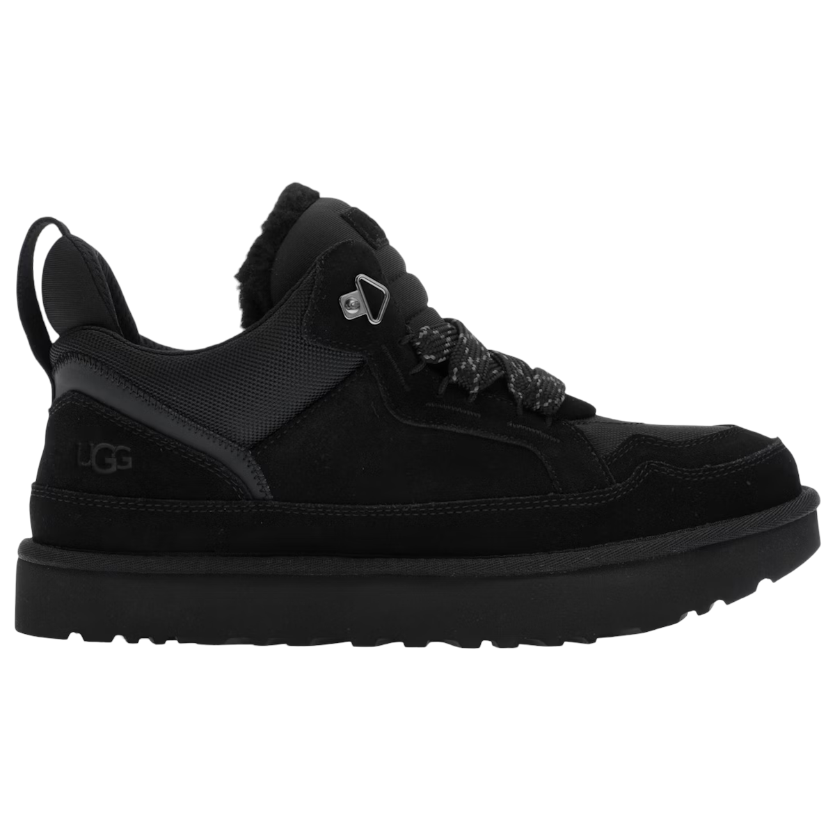 UGG Lowmel Black sneakers set fra siden med sort ruskindsoverdel, polstret pløs, flade snørebånd og tyk matchende ydersål i gummi