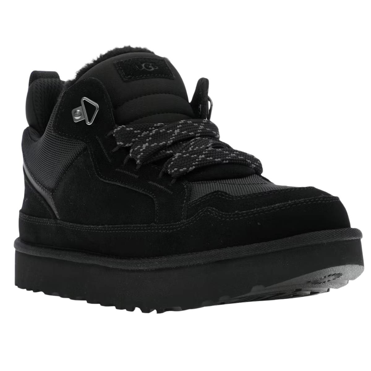 UGG Lowmel Black sneakers set fra siden med sort overdel i ruskind og nylon, snørebånd og kraftig gummisål med polstret kant