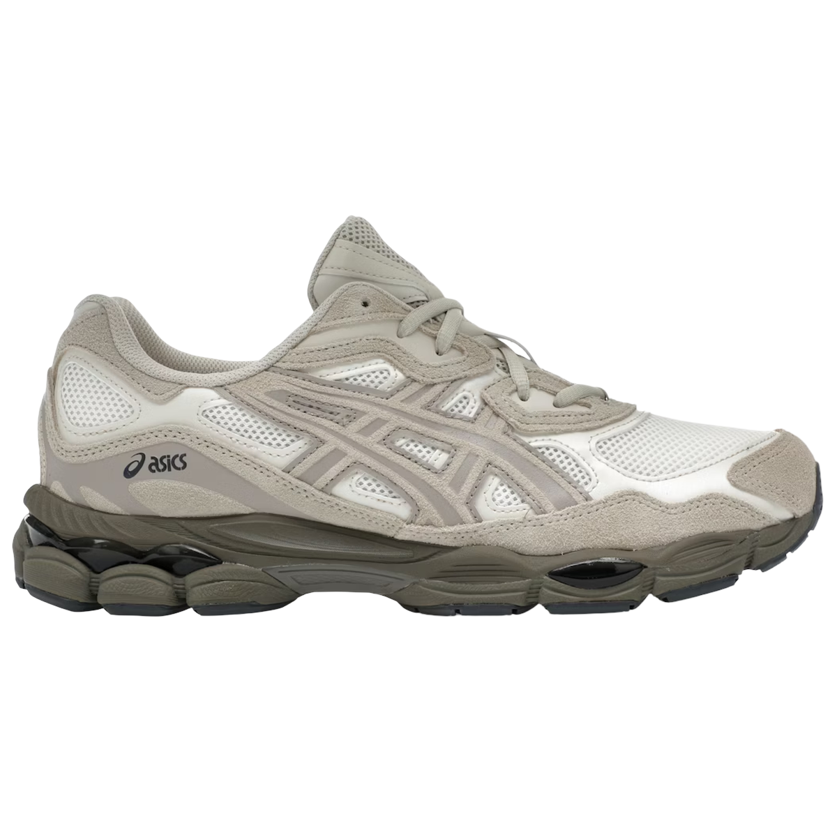 Asics Gel-NYC Cream Putty sneakers vist fra siden med en kombination af beige ruskind og hvidt mesh samt den ikoniske sølvfarvede signaturdetalje