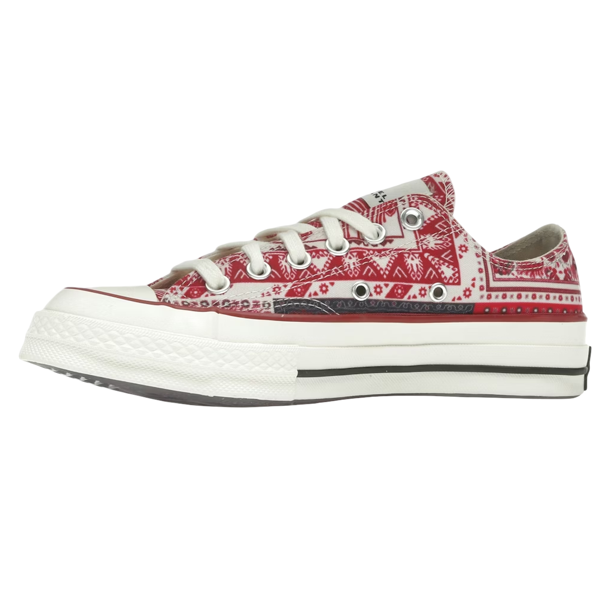 Converse Chuck 70 Low Isabel Marant Vanilla Ice Red sneakers i en skrå vinkel med cremefarvet overdel, røde detaljer og klassisk gummisål.