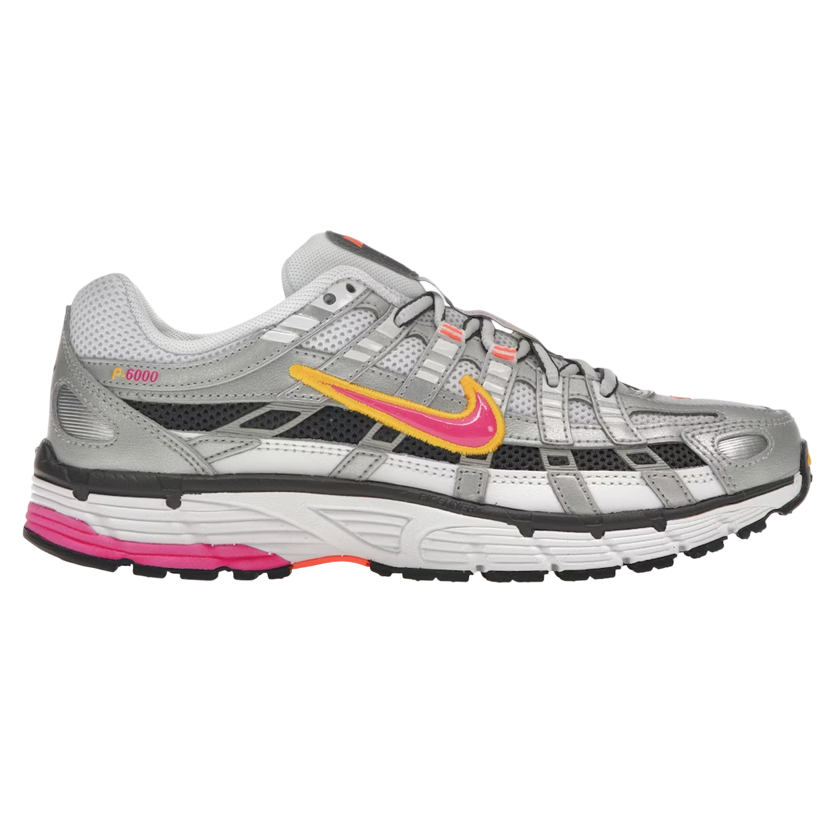 Nike P-6000 Laser Fuchsia sneakers set fra siden med hvid mesh-overdel, sølvfarvede detaljer og levende pink accenter på swoosh-logoet