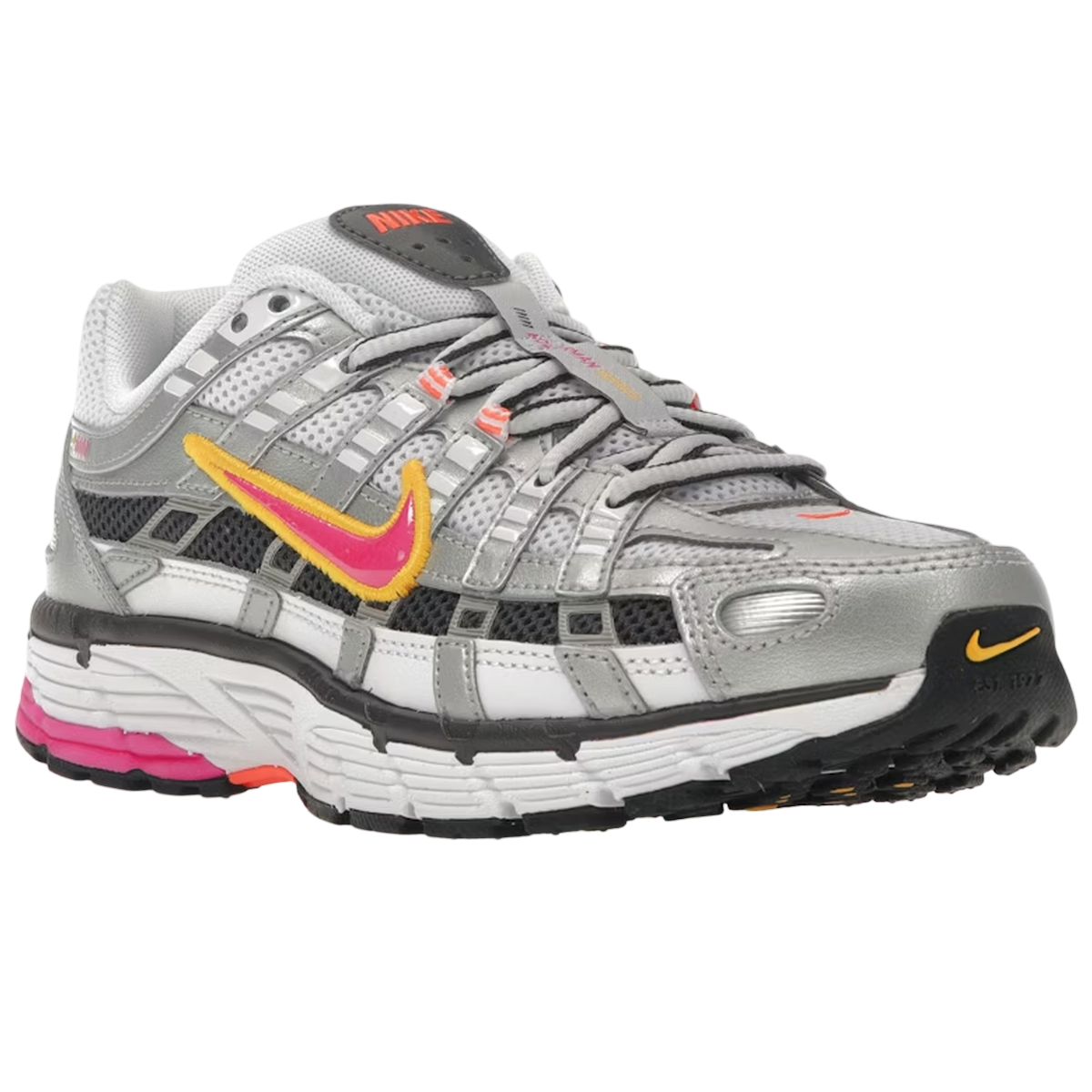 Nike P-6000 Laser Fuchsia sneakers i en flot sideprofil, der fremhæver de lagdelte paneler i hvid og de markante lyserøde detaljer langs siden.