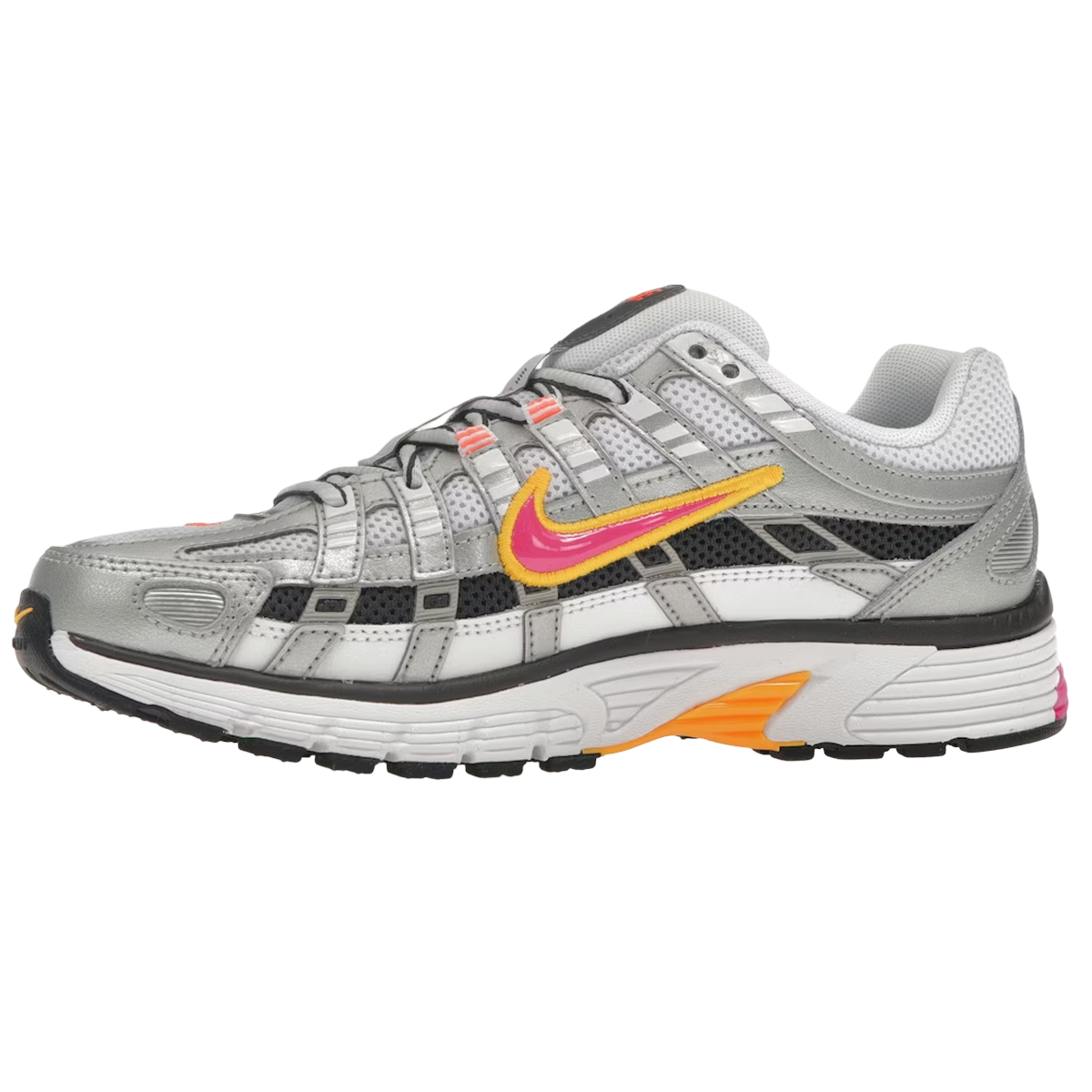 Nike P-6000 Laser Fuchsia sneakers i sideprofil med sølvfarvede detaljer, hvid mesh og markante lyserøde accenter langs overdelen