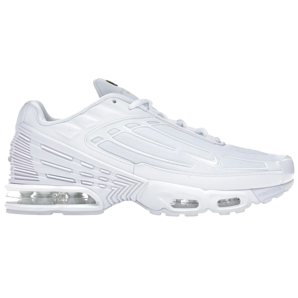 Nike Air Max Plus 3 Triple White sneakers i hvidt design set fra siden med synlig Air-dæmpning i sålen og ikoniske plastdetaljer ved hælen.