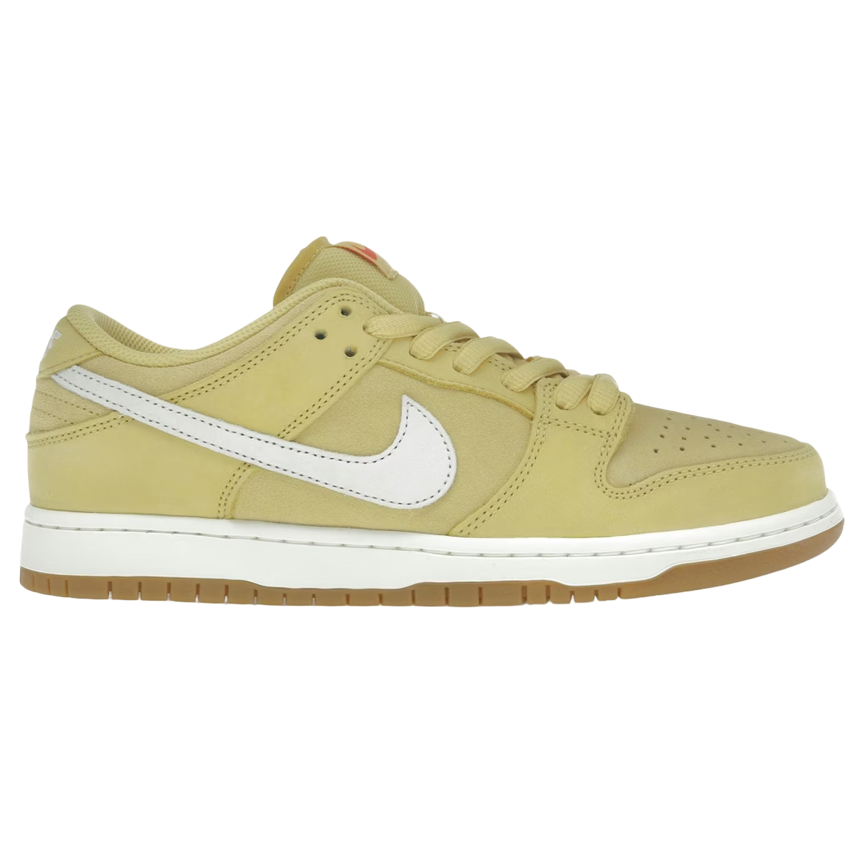 Nike SB Dunk Low Saturn Gold sneakers i vinklet profil med ruskindsoverdel i guld, matchende snørebånd og tyk polstret pløs samt gummisål