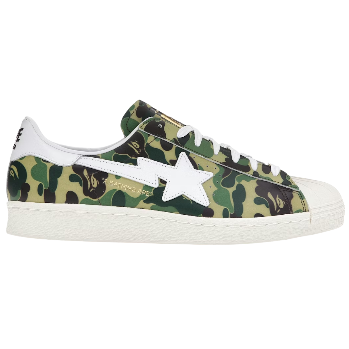 Adidas Superstar Bape Camo Green sneakers set fra siden med ikonisk camouflage-print, hvide læderdetaljer og klassisk skal-tå.