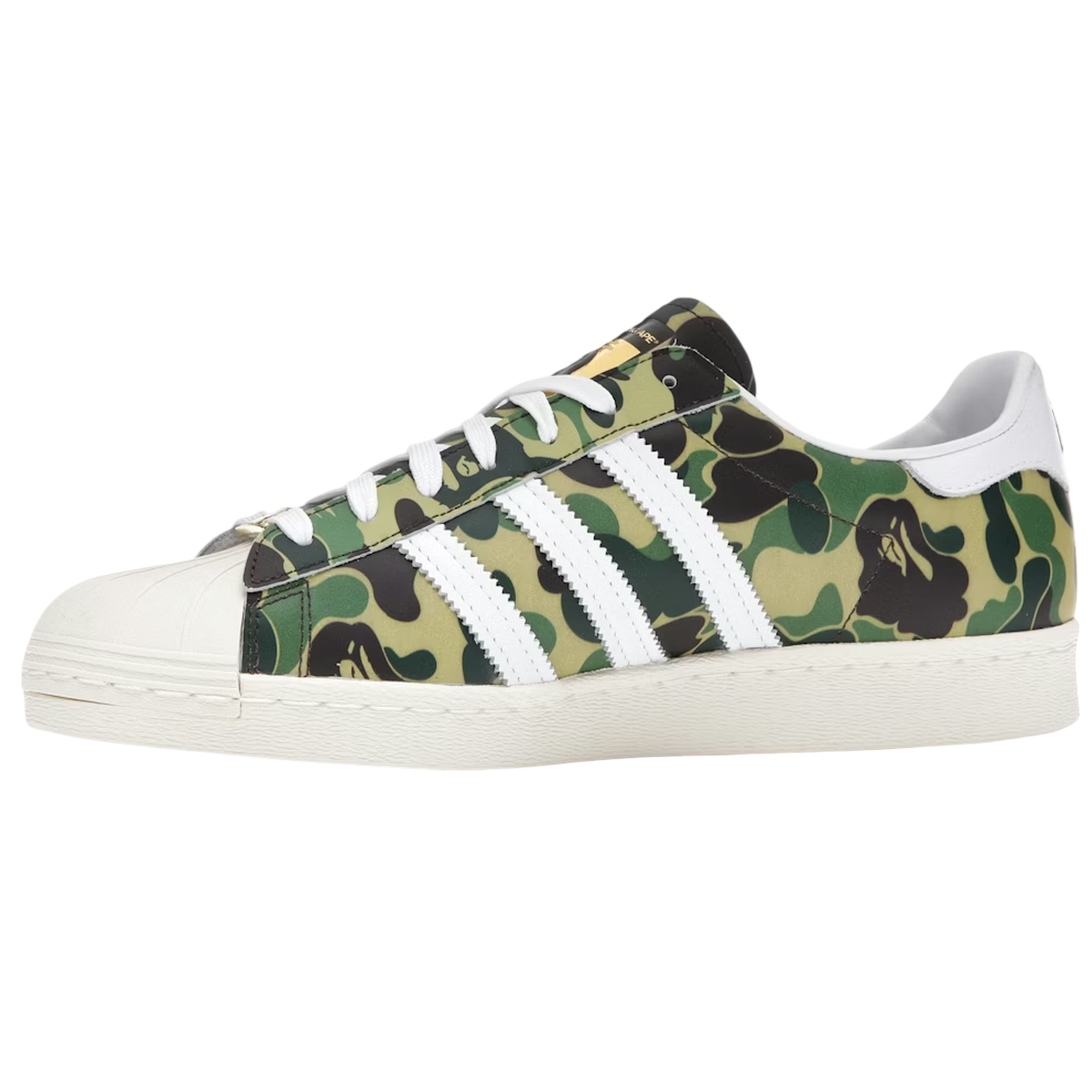 Adidas Superstar Bape Camo Green sneakers i profil med det ikoniske grønne camouflagemønster, hvide læderdetaljer og klassisk skal-tå.