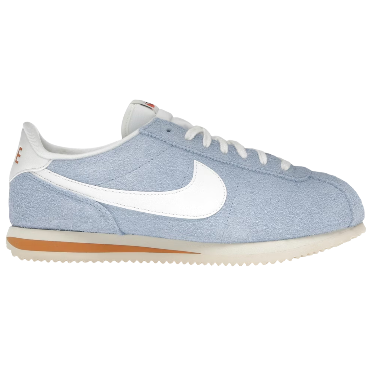 Nike Cortez SE Psychic Blue sneakers i en klassisk sideprofil med lyseblå overdel, hvidt swoosh og den karakteristiske hvide mellemsål