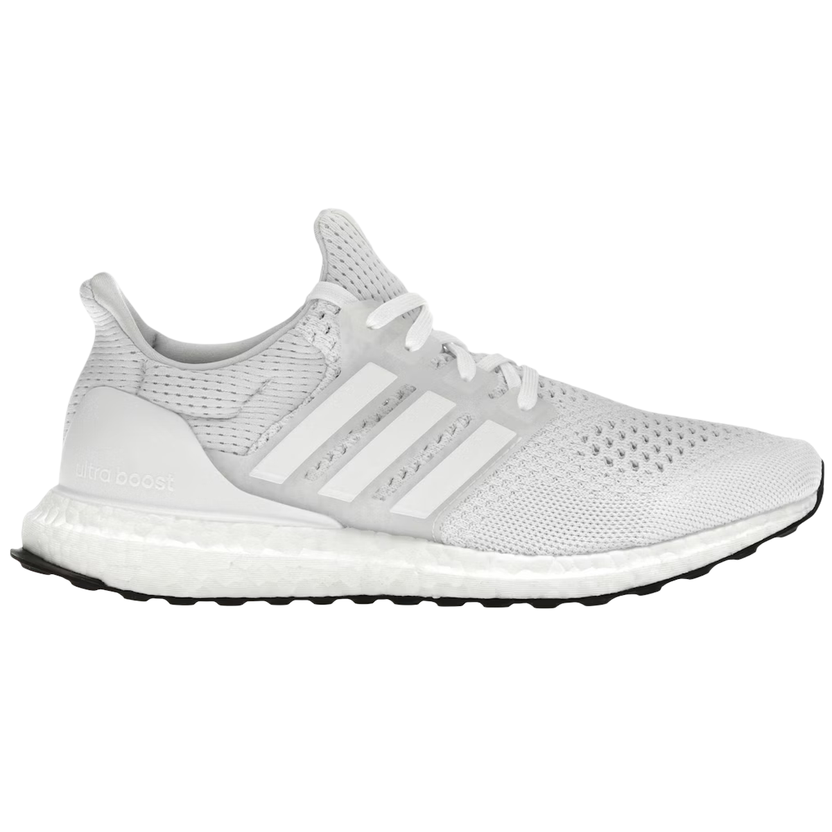 Adidas Ultra Boost 1.0 DNA Triple White sneakers set fra siden med hvid strikket overdel, matchende hvide snørebånd og polstret mellemsål