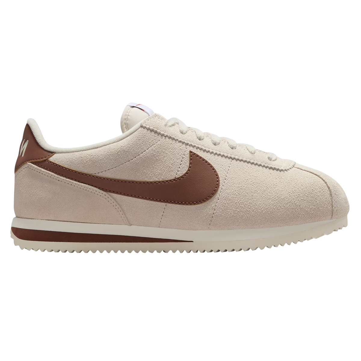 Nike Cortez Light Orewood Brown Fauna Brown sneakers i sideprofil med cremefarvet overdel, mørkebrunt swoosh og klassisk stribet mellemsål