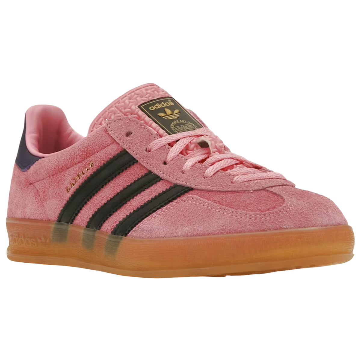 Adidas Gazelle Indoor Bliss Pink sneakers set fra siden med rosa ruskindsoverdel, klassiske hvide 3-striber og en gennemsigtig gummisål
