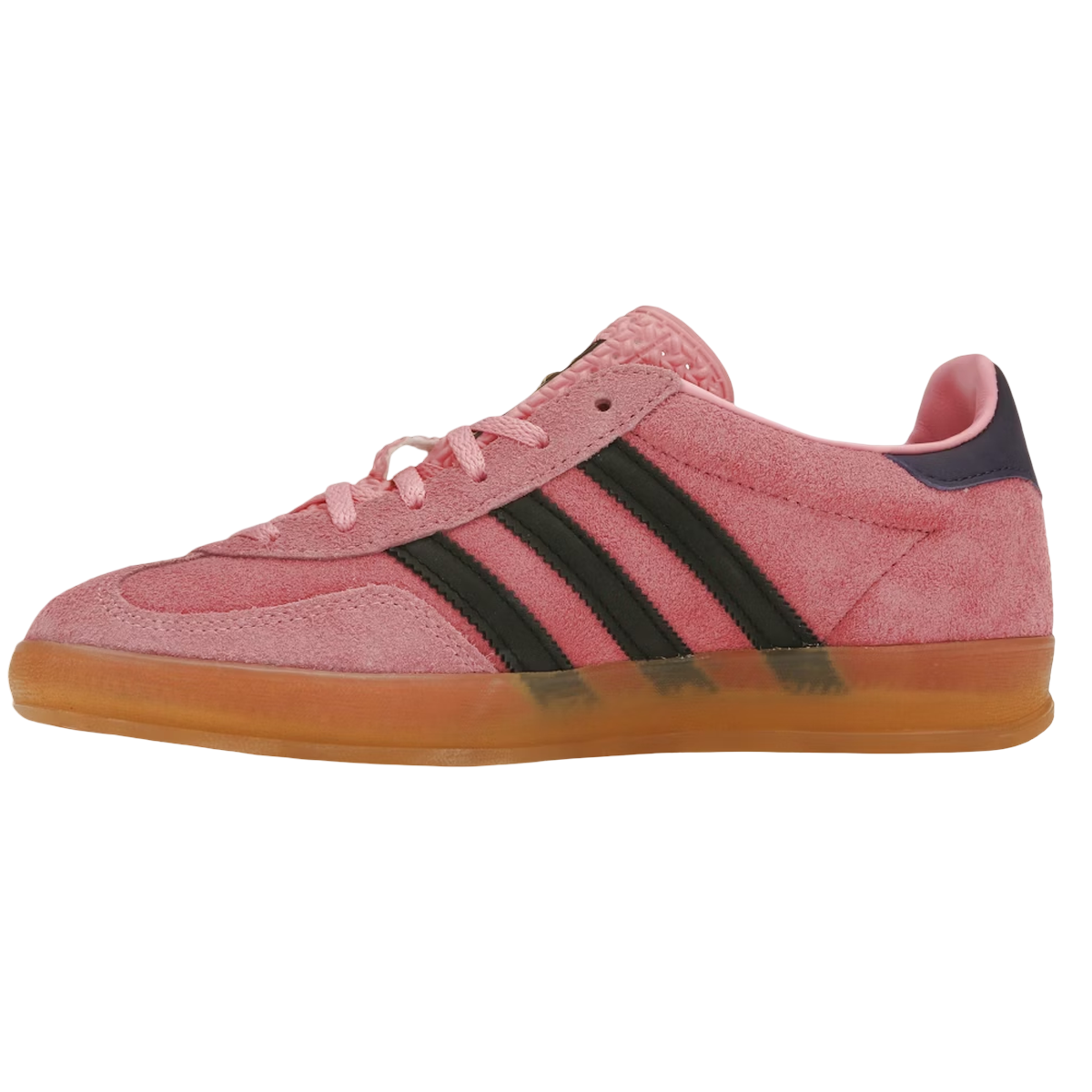 Adidas Gazelle Indoor Bliss Pink sneakers set fra siden med lyserød overdel i ruskind, klassiske hvide striber og en mørk gummisål