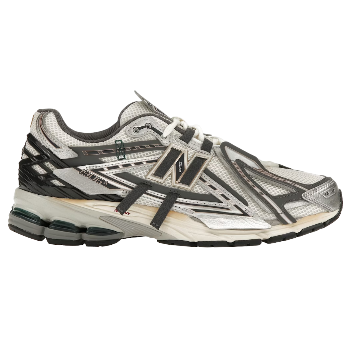New Balance 1906A Tech Explosion sneakers i sideprofil med sølvgrå overlays, sort mesh-base, detaljerede syninger og robust mellemsål