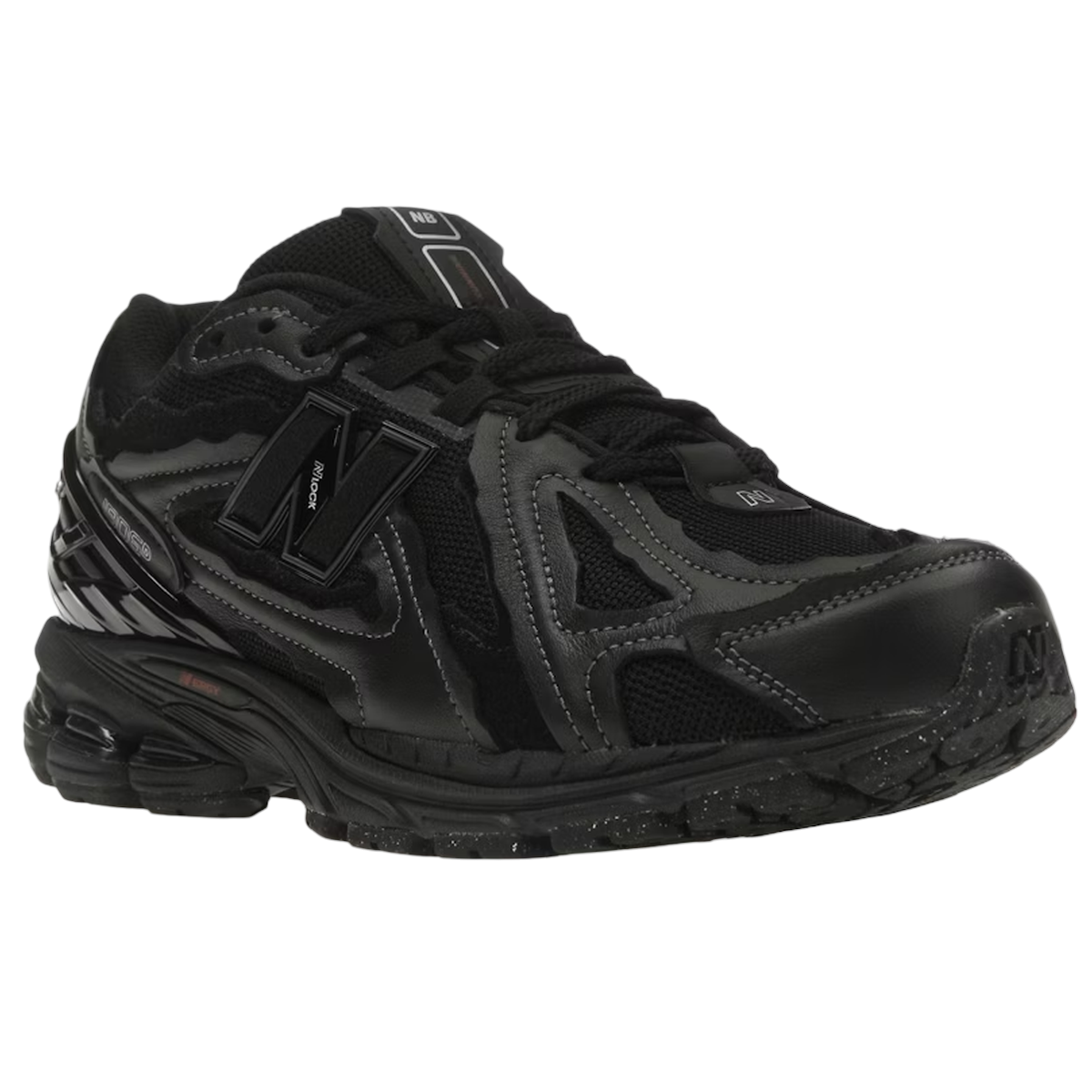 New Balance 1906D Protection Pack Black Leather sneakers i en vinklet profil visende sort overdel med læderdetaljer og robust mellemsål